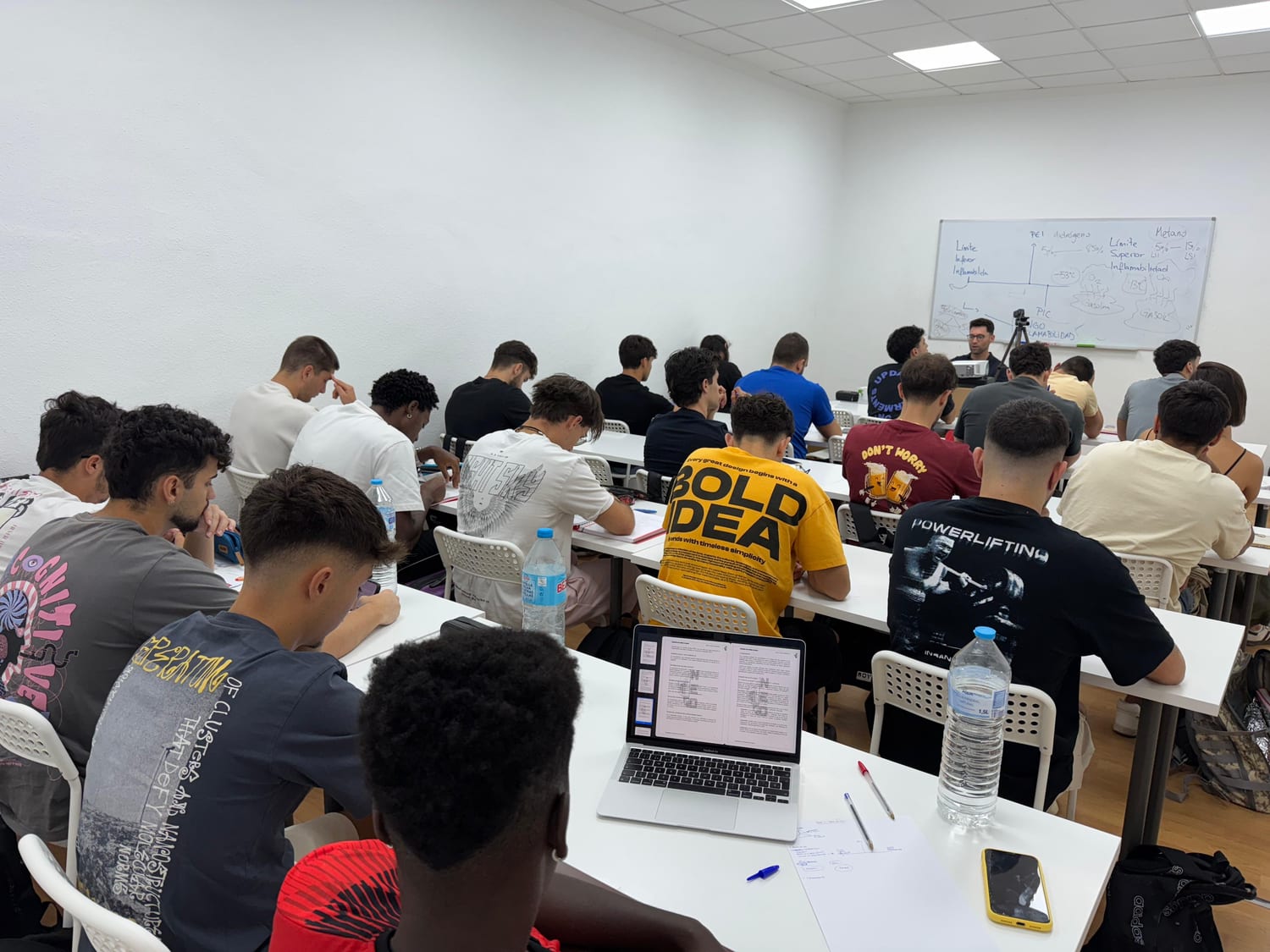 Aula de Formación NEO llena de alumnos durante una clase
