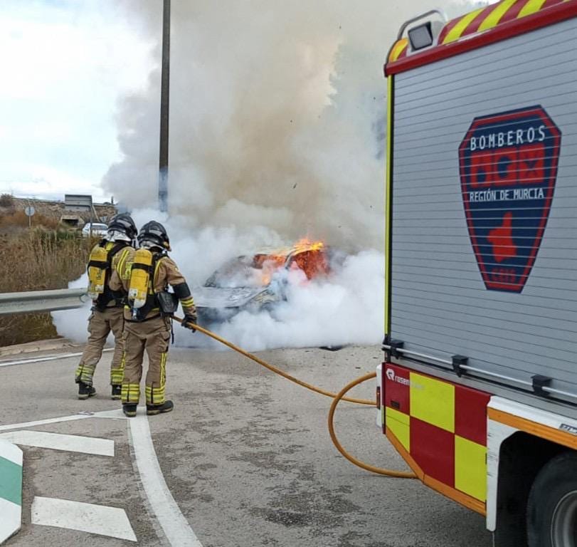 Extinción de un incendio de vehículo